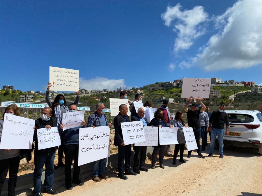 توما سليمان وشحادة في مركز الشرطة للضغط من أجل تحرير معتقلي مظاهرة الجش